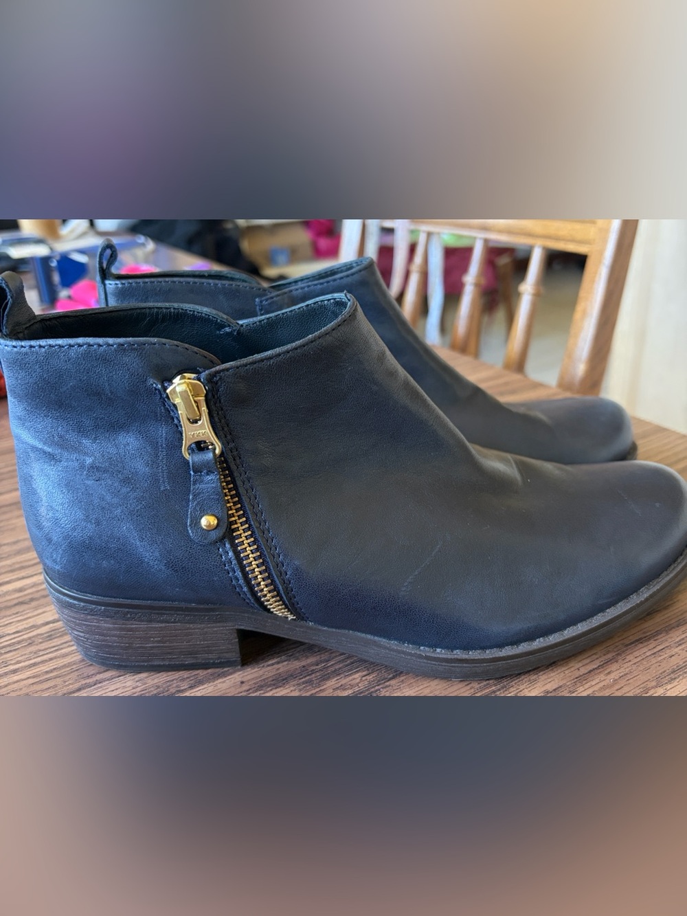 Eric Michael navy blue leather zip ankle boots, sz 38 (8), very light wear